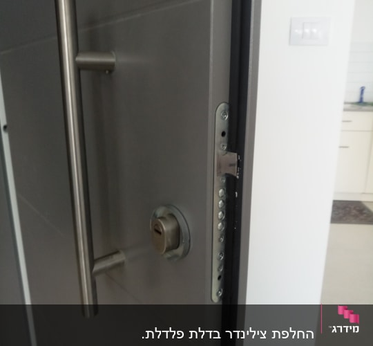 דלת מתכת עם מנעול ובריחים גלויים
